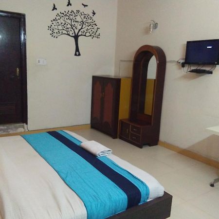 Hotel Samridhi Palace Juhi Bari Luaran gambar