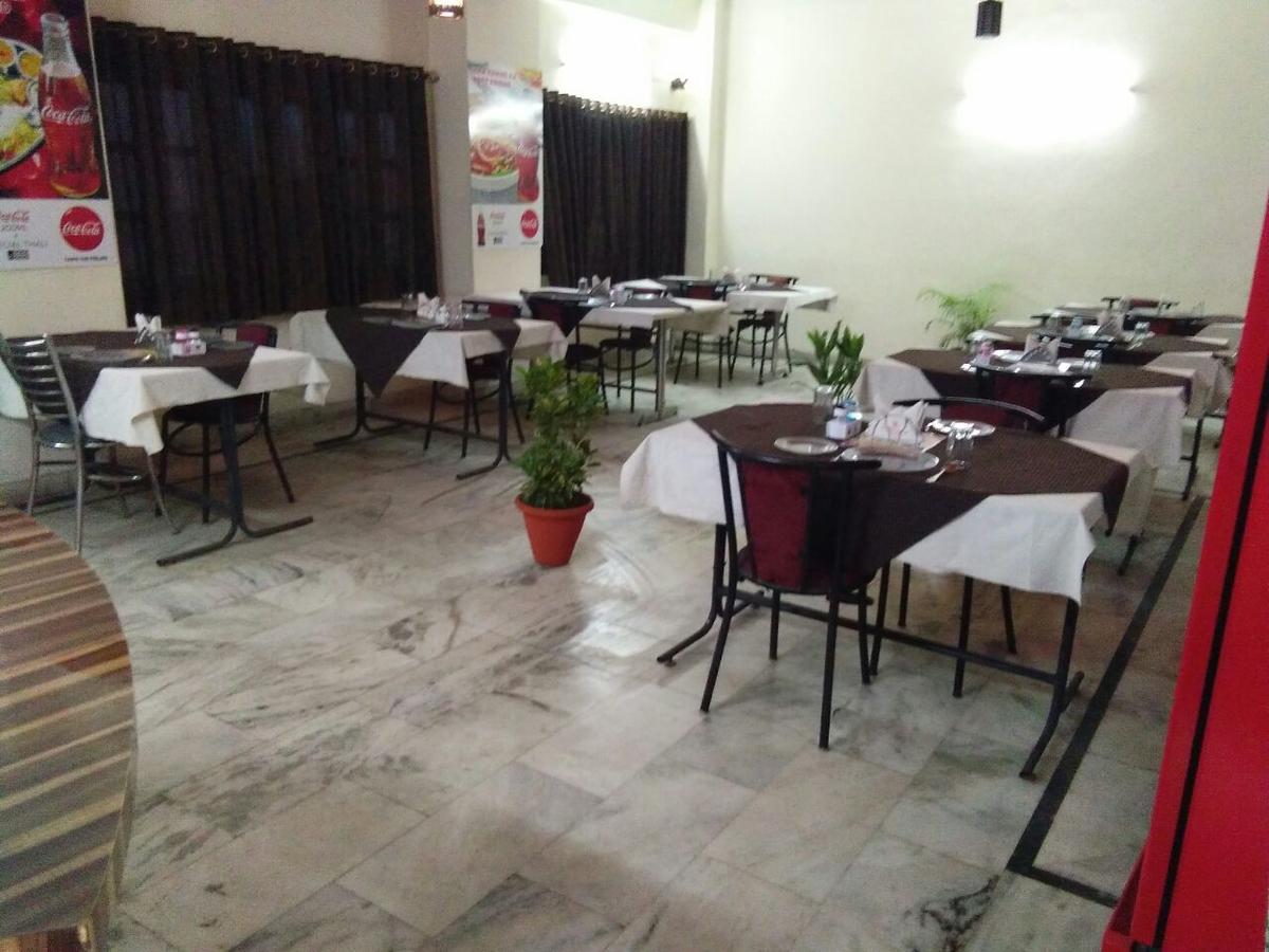 Hotel Samridhi Palace Juhi Bari Luaran gambar